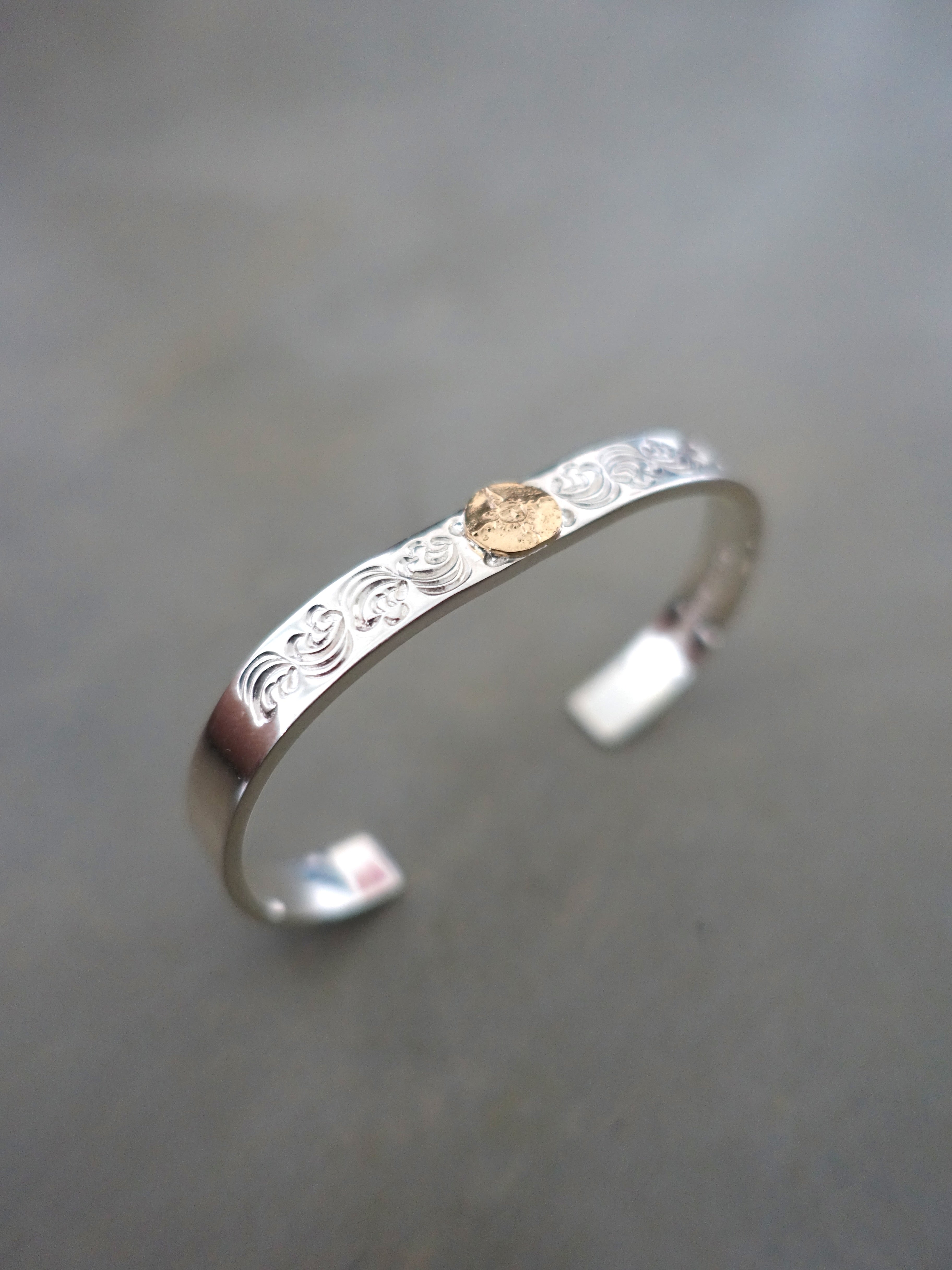 BR-013 - Flat Hammered, 8mm Arabesque Carving Bangle with K18 - Size L