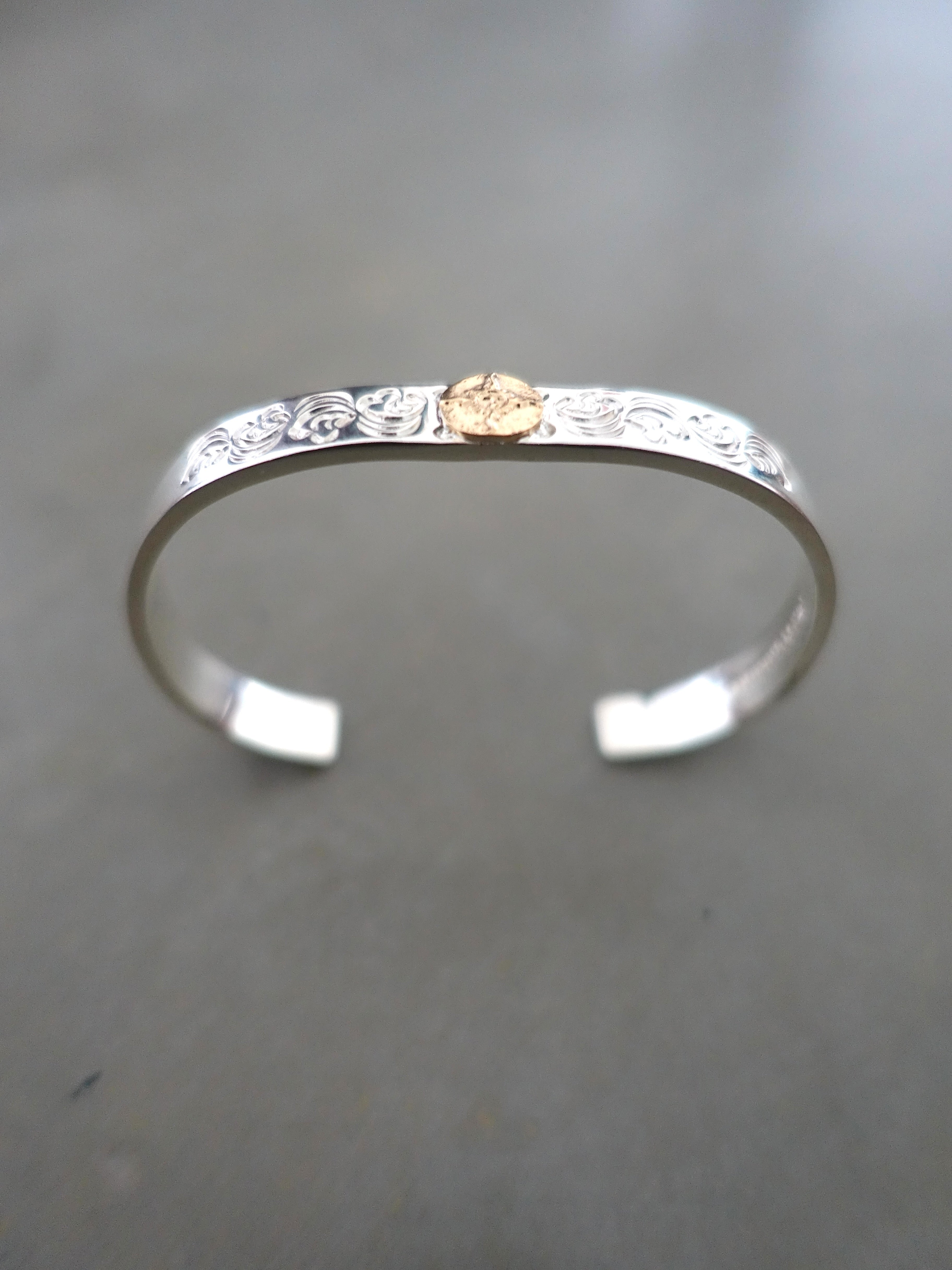 BR-013 - Flat Hammered, 8mm Arabesque Carving Bangle with K18 - Size L