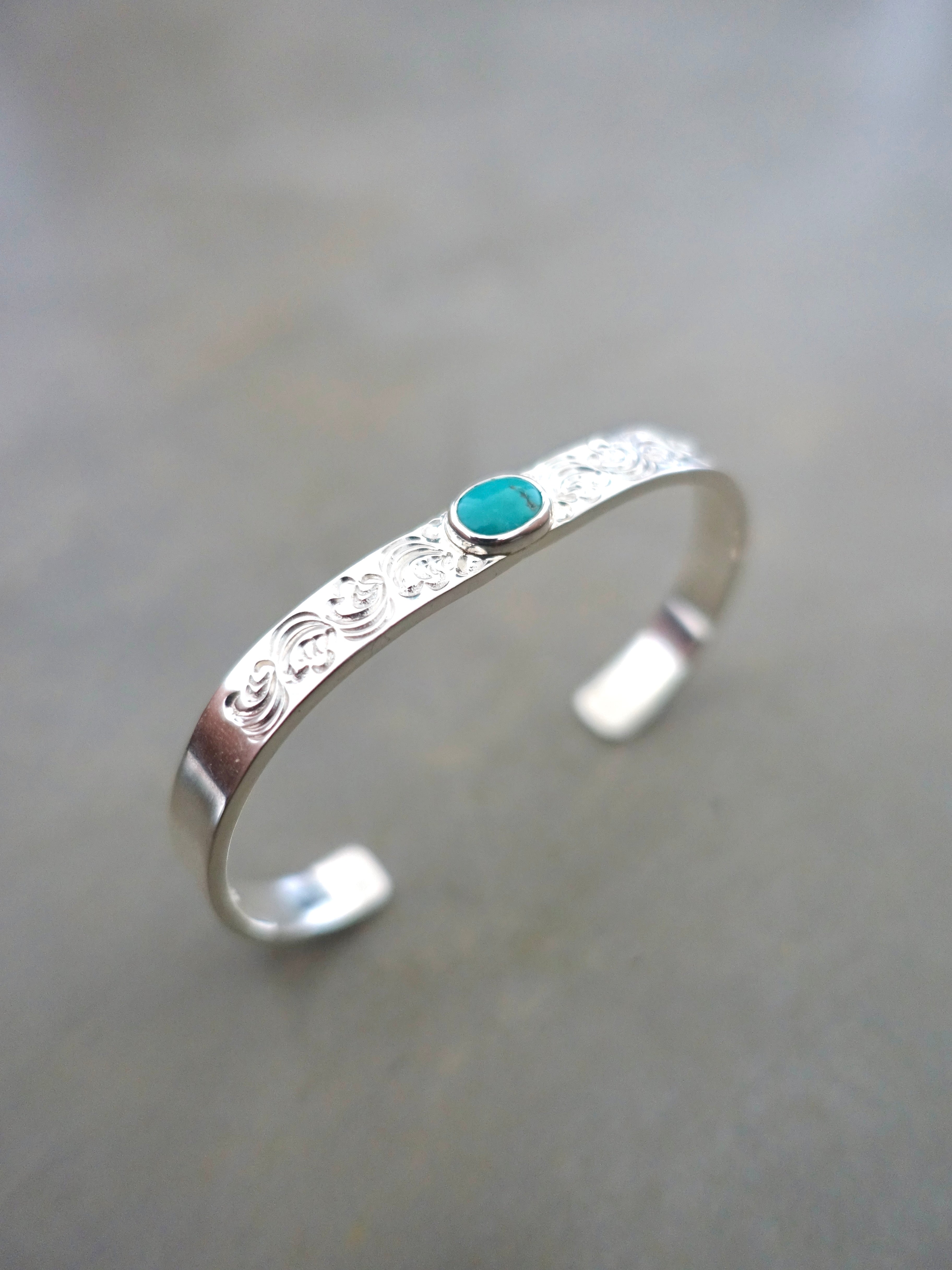 BR-Cus-026 - Flat Hammered Arabesque Carving Bangle - Size L