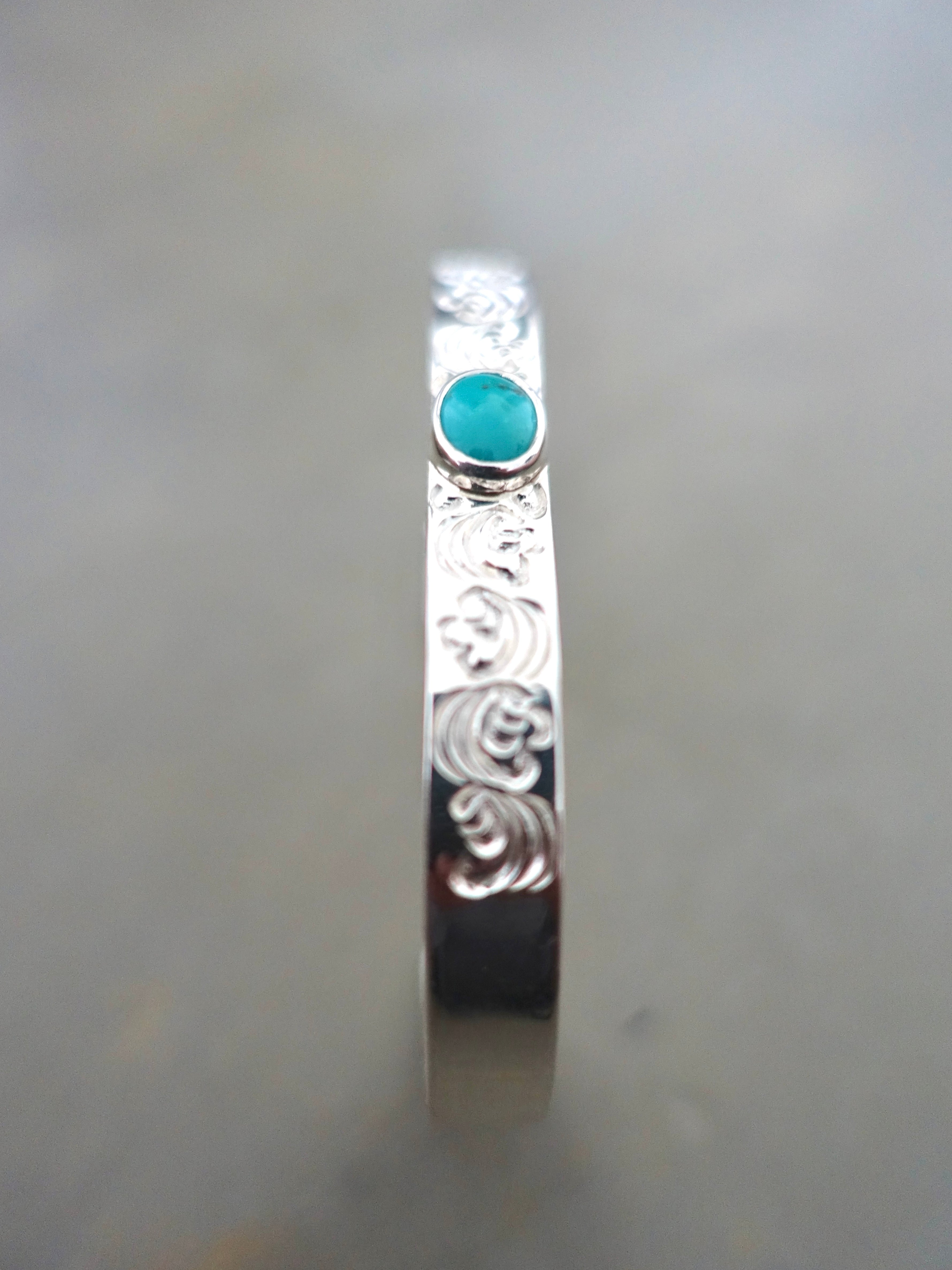 BR-Cus-026 - Flat Hammered Arabesque Carving Bangle - Size L
