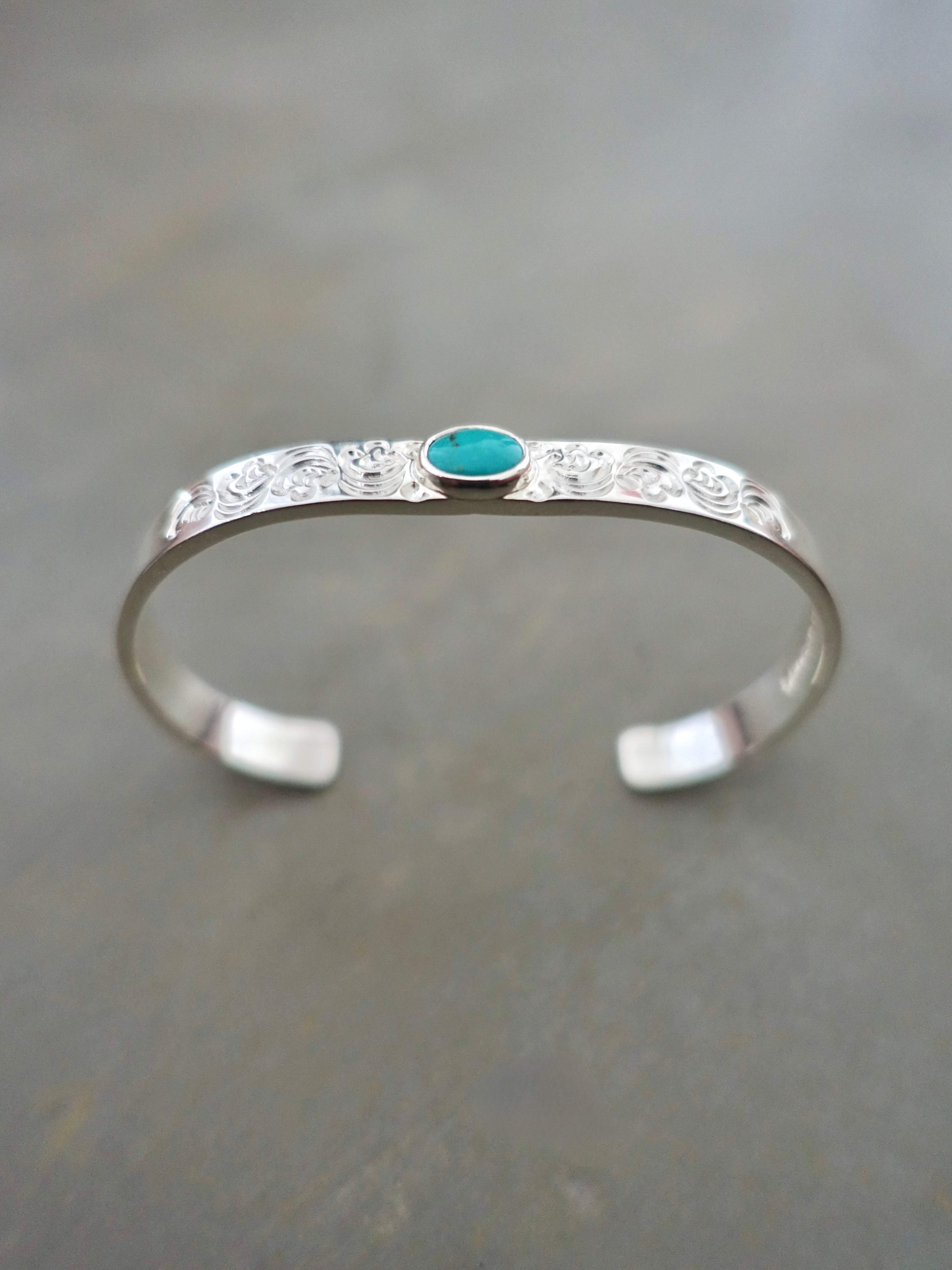 BR-Cus-026 - Flat Hammered Arabesque Carving Bangle - Size L