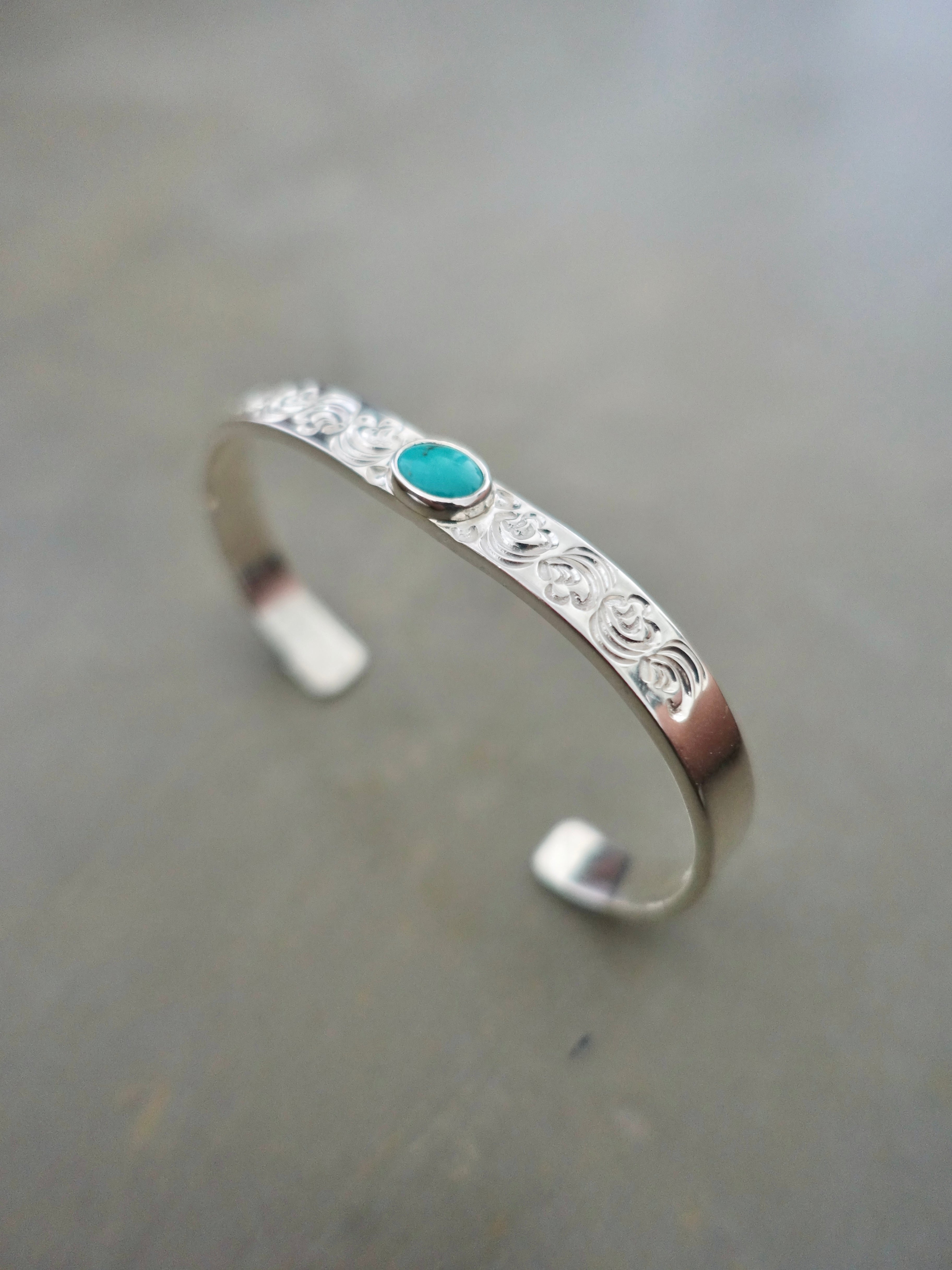 BR-Cus-026 - Flat Hammered Arabesque Carving Bangle - Size L