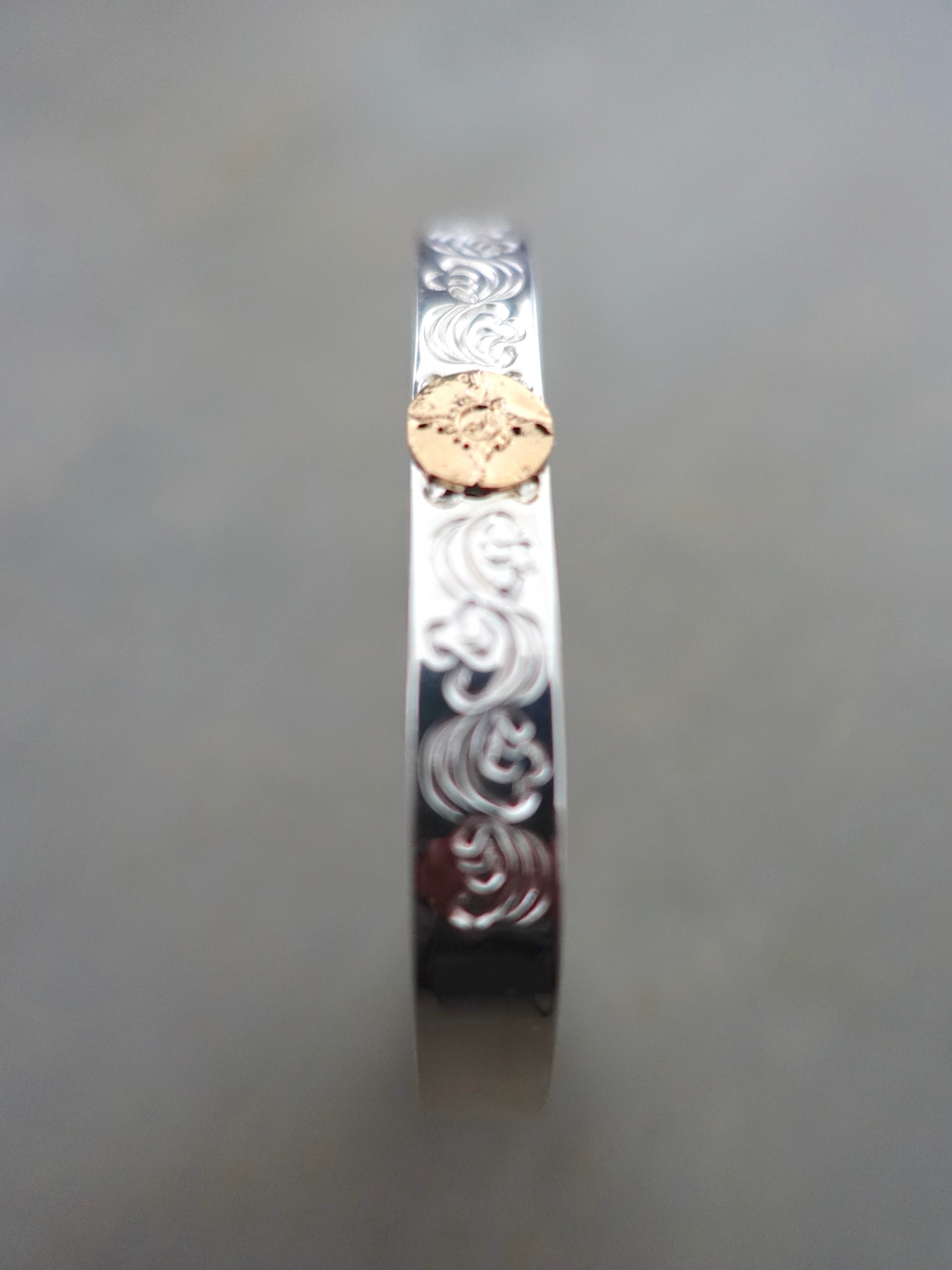 BR-013 - Flat Hammered, 8mm Arabesque Carving Bangle with K18 - Size L