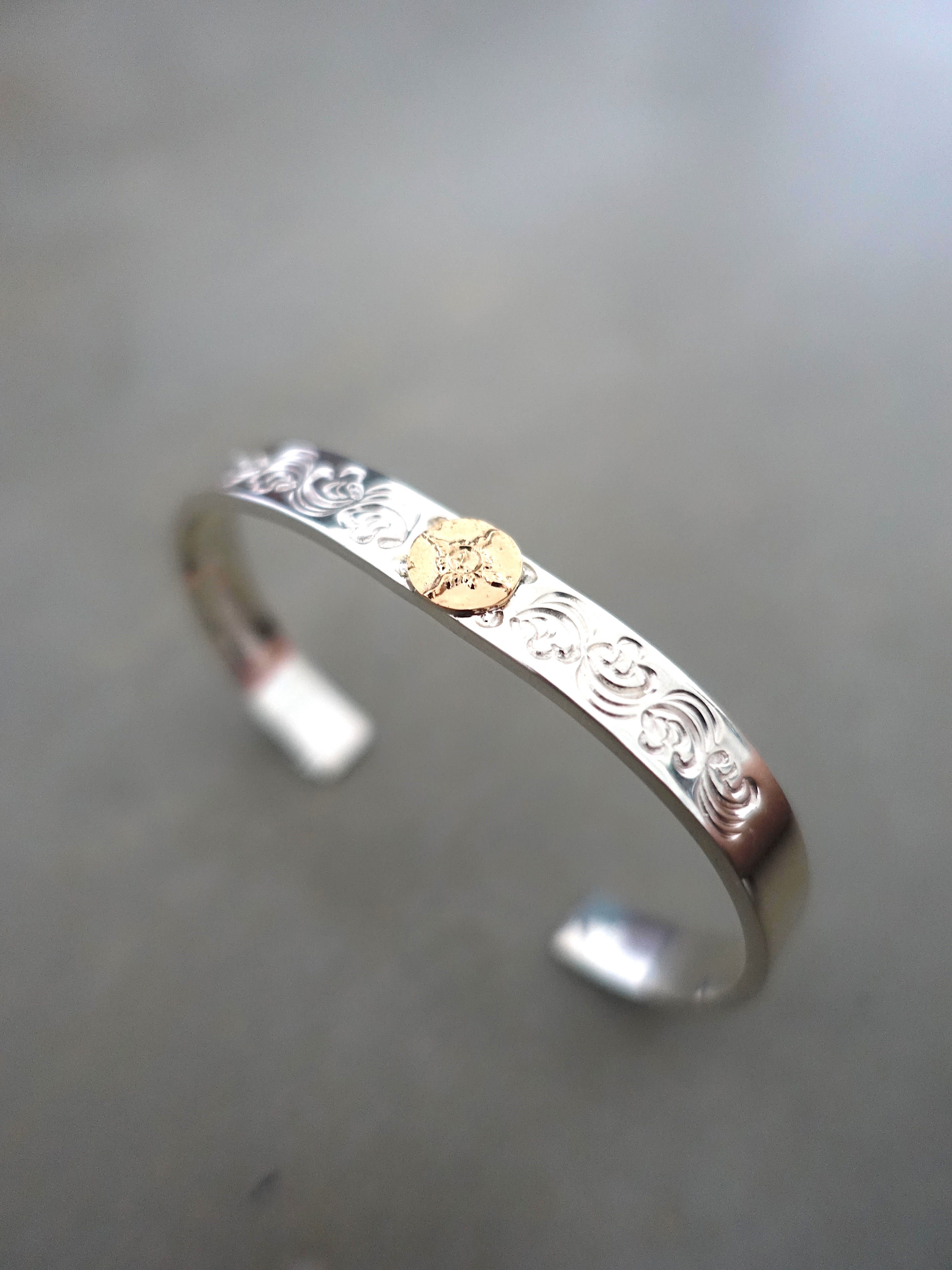 BR-013 - Flat Hammered, 8mm Arabesque Carving Bangle with K18 - Size L